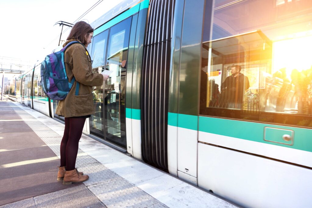 Personne attendant le tramway